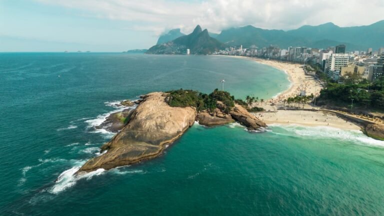Arpoador: O Guia Definitivo do Pôr do Sol Mais Icônico do RJ