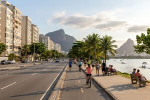 Avenida Epitácio Pessoa — a principal via do bairro - Rio de Janeiro Portal
